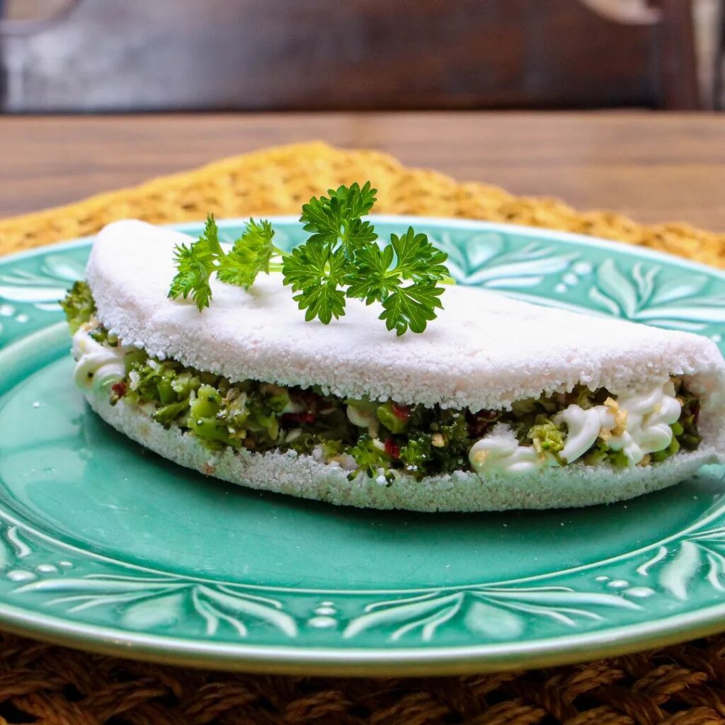 Prato verde com tapioca recheada com brócolis