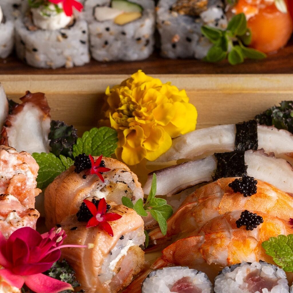 Prato com diversos tipos de sushi