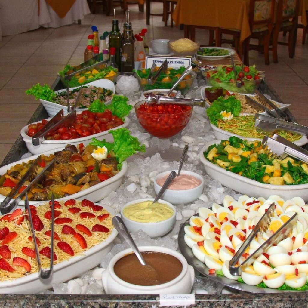 Buffet de restaurante com muitos tipos de salada