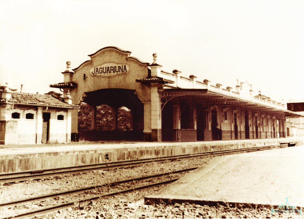 Foto antiga mostrando a estação ferroviária de Jaguariúna, lar da Maria Fumaça