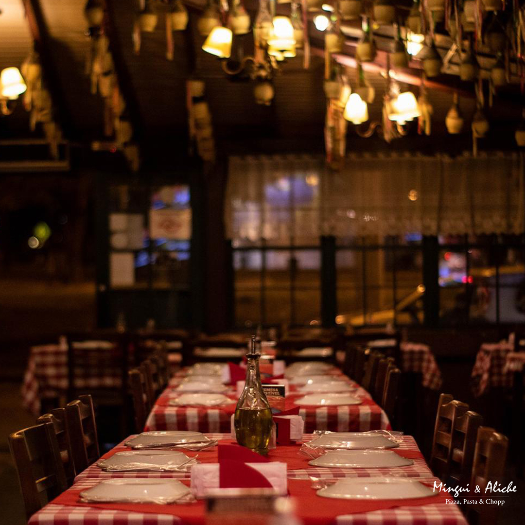 Cantina italiana com mesas cobertas de toalha xadrez vermelha