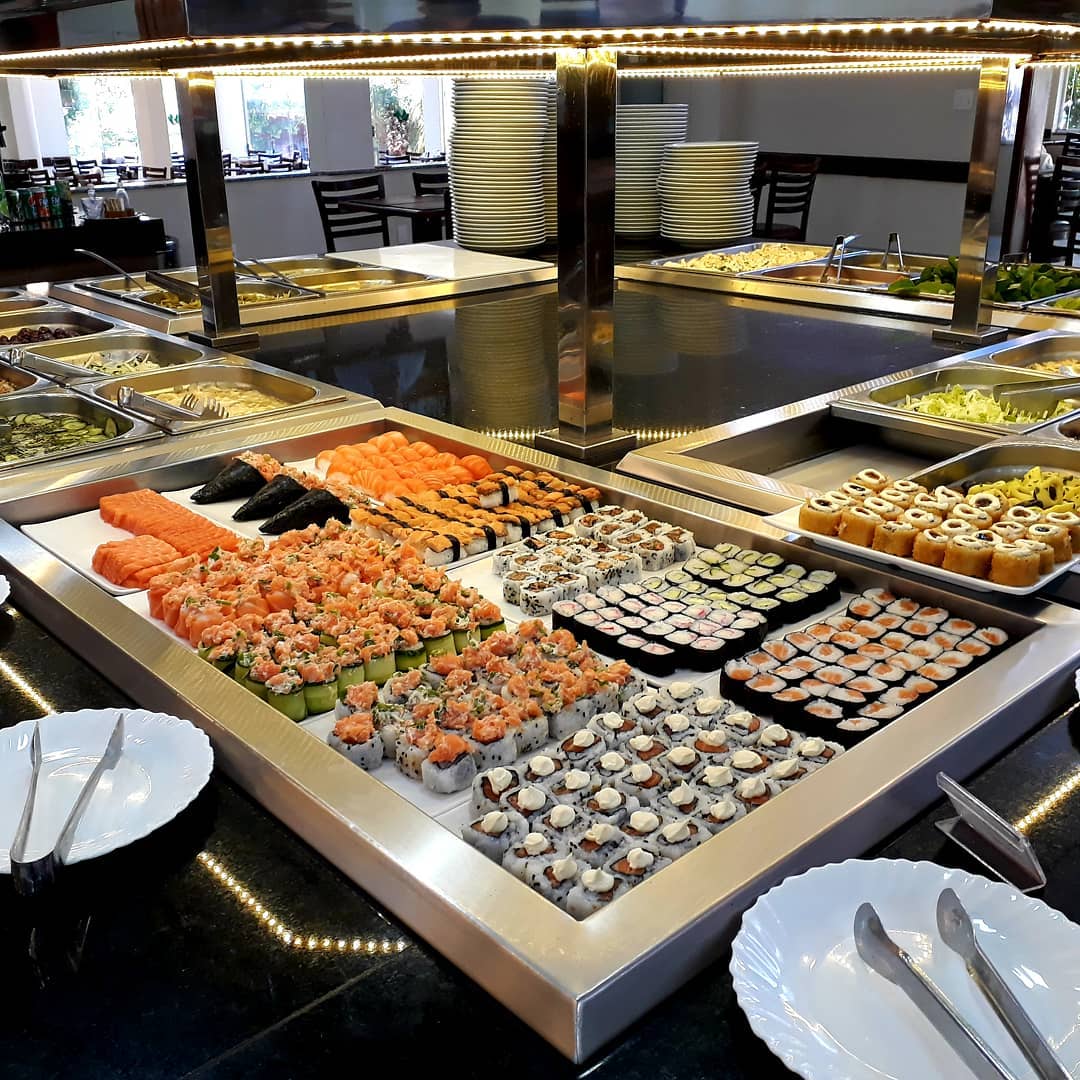 Buffet com muitas peças de sushi