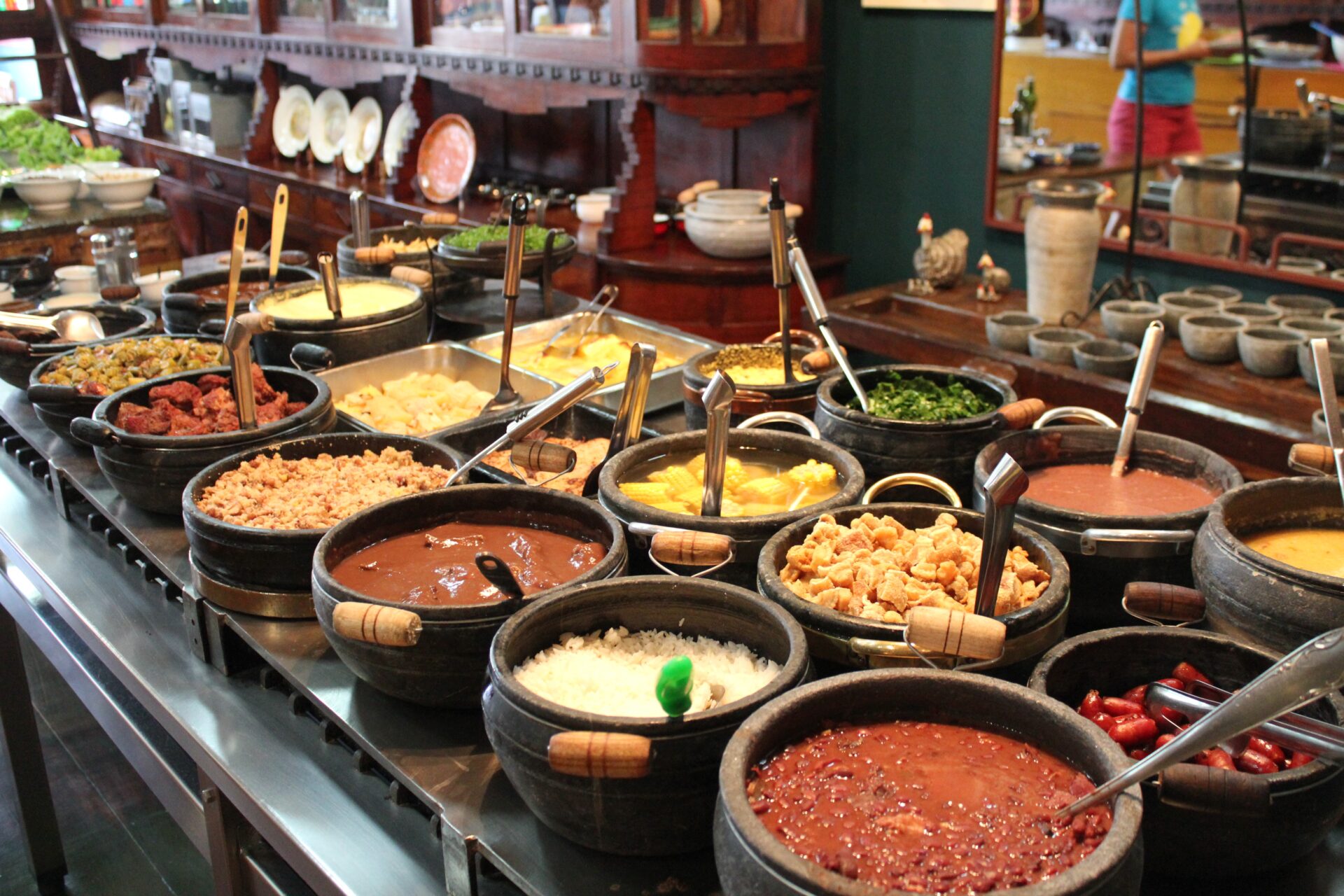 Buffet de comida caipira em panela de barro