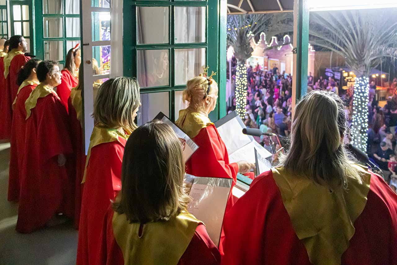 Coro de mulheres cantando música de Natal